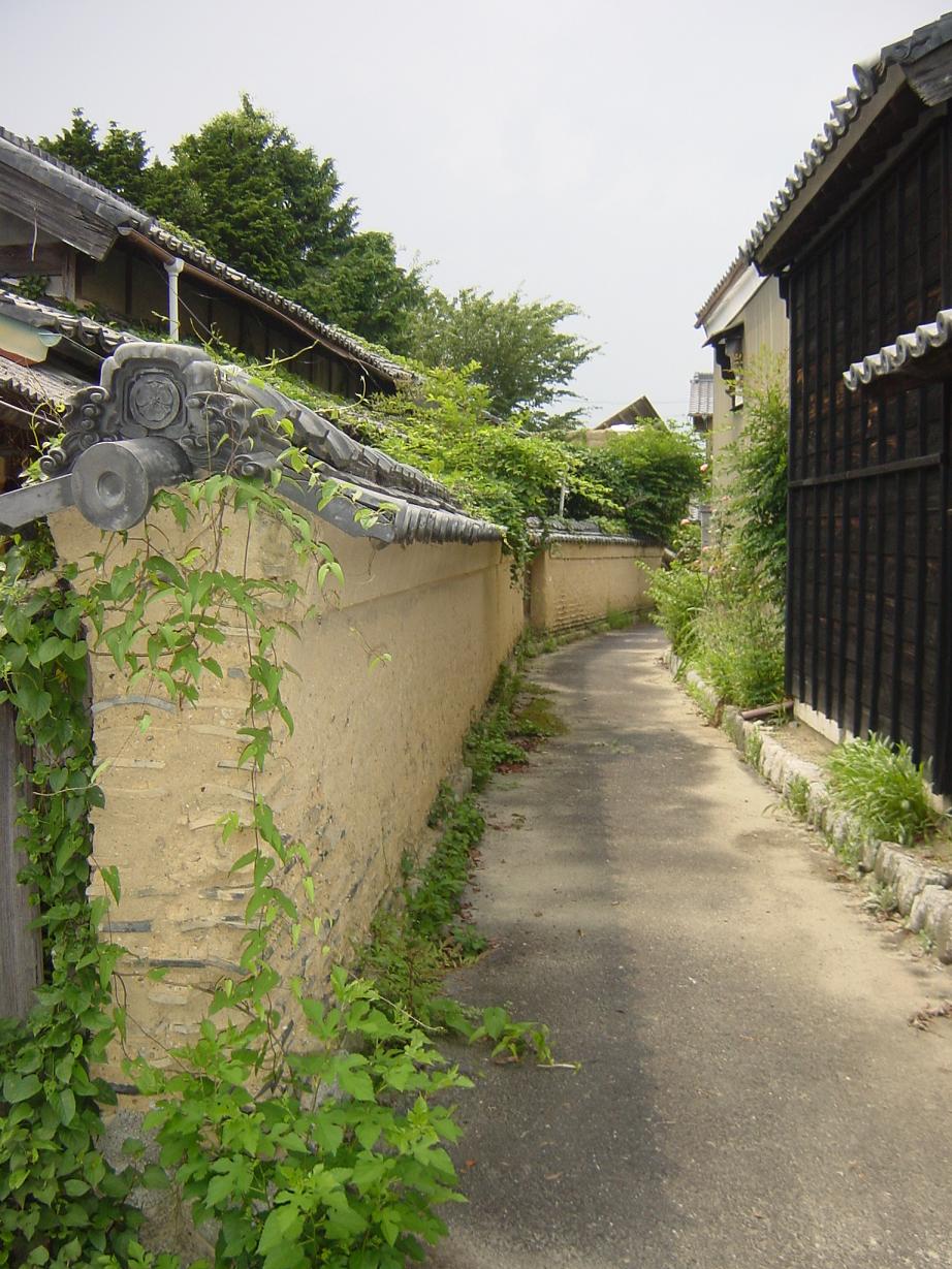 土塀のある路地 ズッコケじいちゃん のひとりごと